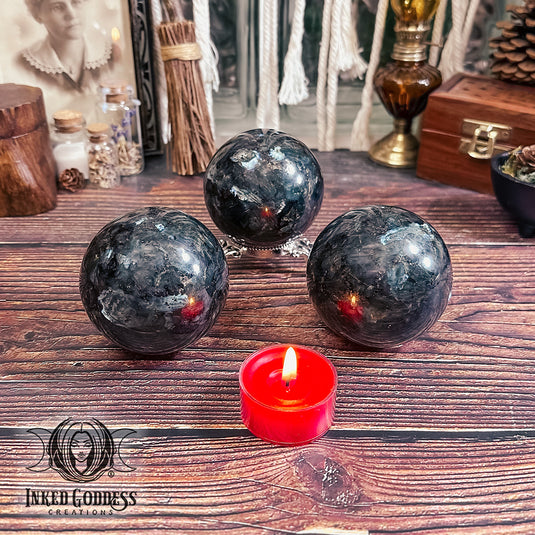 Nuummite Sphere for Deepened Intuition